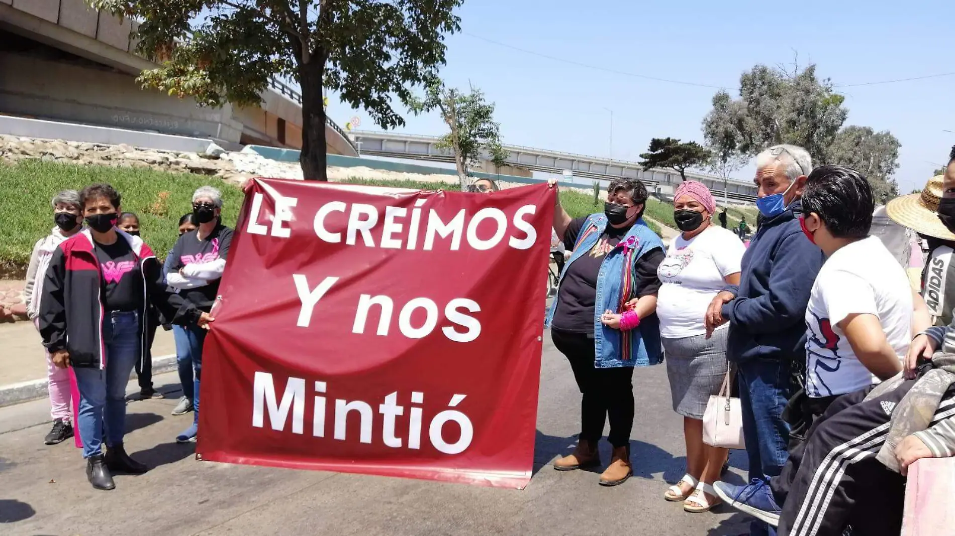 Protestan pacientes con cáncer en garita de San Ysidro